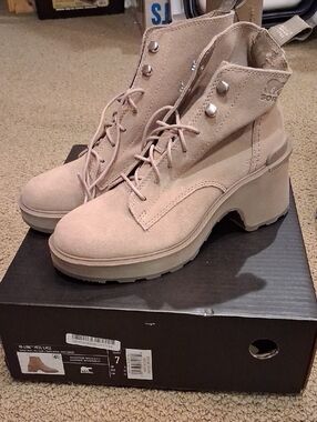 Sorel Women's Tan Suede Lace-Up Lug Heel Boots